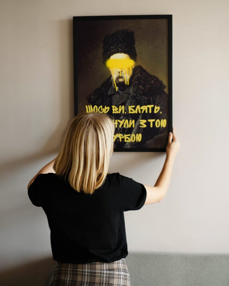 Картина «Перегнули з журбою», кадр 7